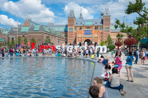I turisti scattano foto con la parola gigante in Museumplein — Foto Stock