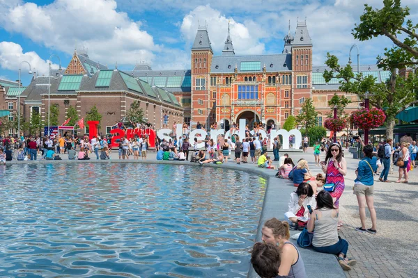 Turistler fotoğraf sözcüğü ile Museumplein'e dev çekmek — Stok fotoğraf