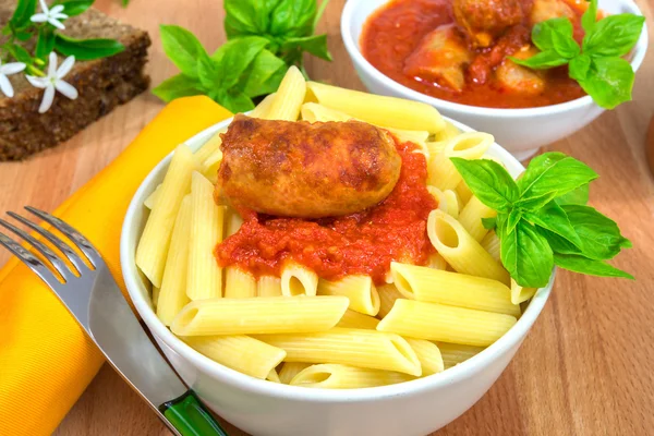 Italské těstoviny rigatoni s rajskou omáčkou — Stock fotografie