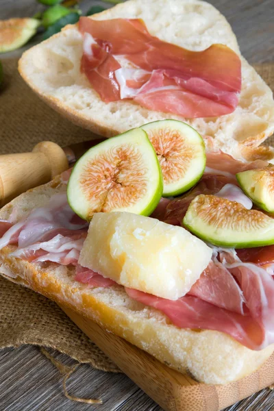 Figs bread and ham — Stock Photo, Image