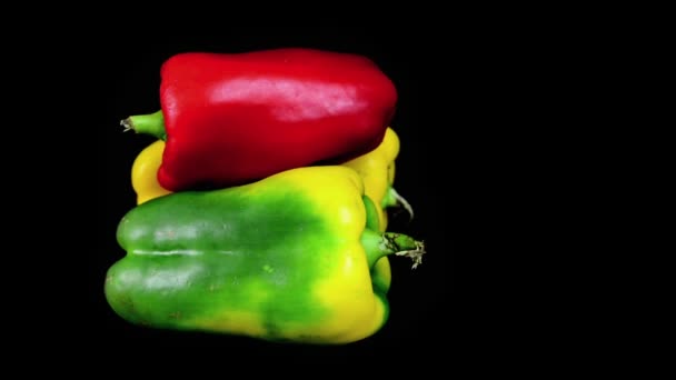 Paprika's op zwarte achtergrond — Stockvideo