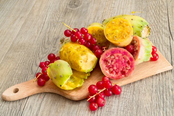 Kaktusfeigen und Himbeeren — Stockfoto