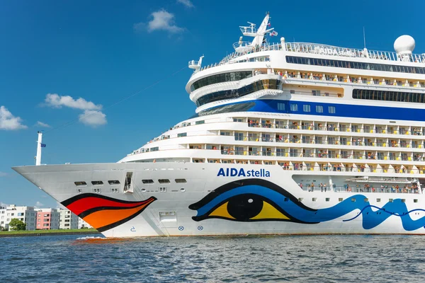 Turister hälsningar avgår på kryssningsfartyg från hamnen i ams — Stockfoto