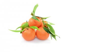Beyaz arka plan üzerinde döndürme clementines