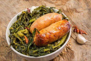 salsicce e friarielli-sosis ve kızarmış brokoli