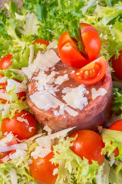 Vlees aspic salade op andijvie — Stockfoto