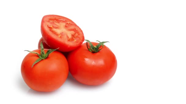 Tomates sobre fundo branco — Vídeo de Stock