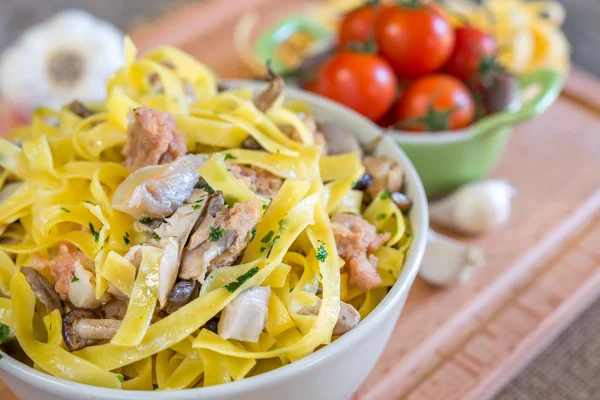 Tagliatelle svamp och korv — Stockfoto