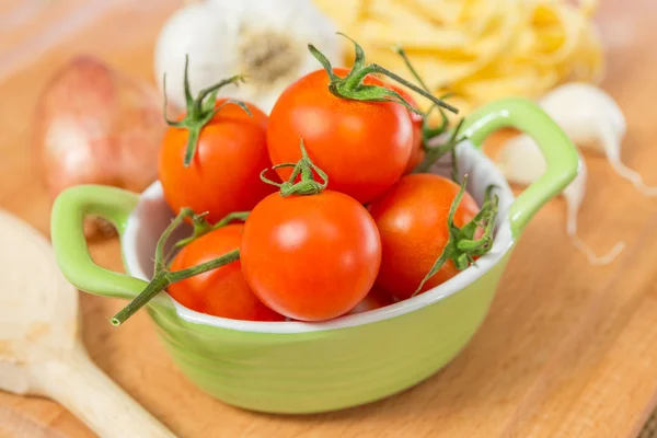 Маленькие помидоры — стоковое фото
