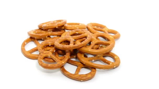 Mini pretzel sobre fondo blanco — Vídeo de stock