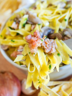 Tagliatelle mantar ve sosis