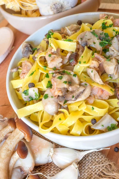 Tagliatelle svamp och korv — Stockfoto