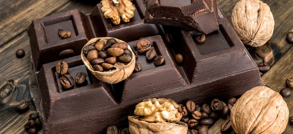 Schokolade und Walnüsse — Stockfoto