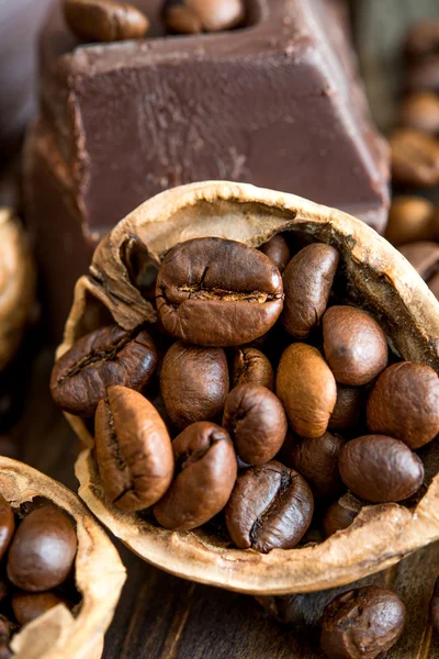 Chocolate y nueces — Foto de Stock