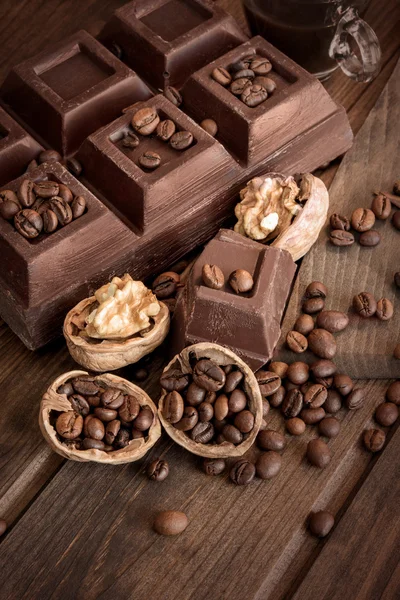 Chocolate and walnuts — Stock Photo, Image