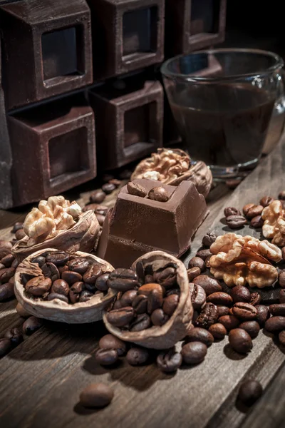 Chocolate and walnuts — Stock Photo, Image