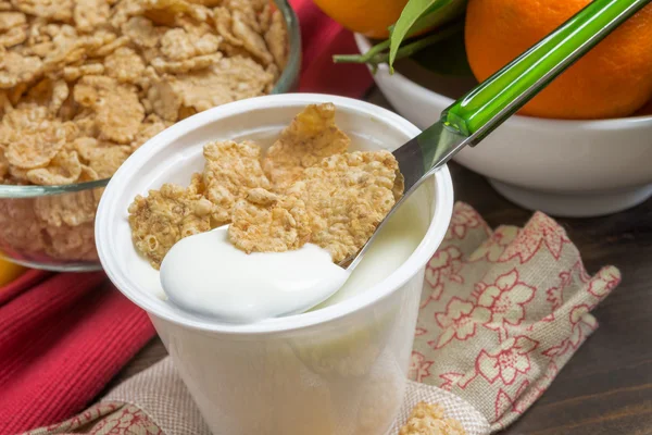 Yoghurt med flingor — Stockfoto
