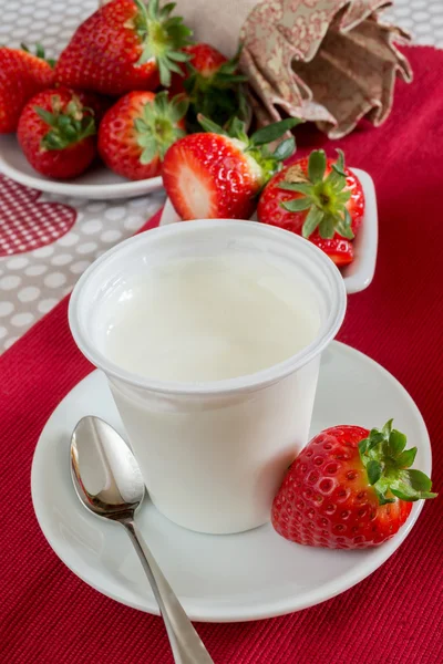 Yogurt dengan stroberi — Stok Foto