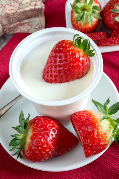 Çilek ile yoğurt — Stok fotoğraf