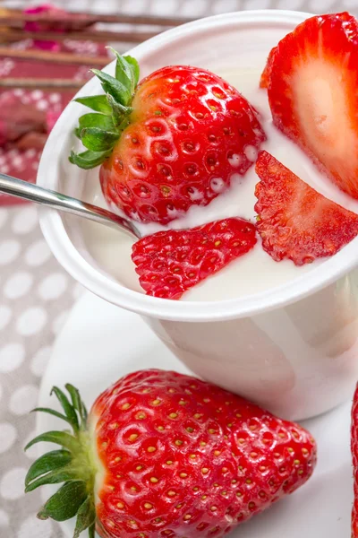 Yogurt with strawberries — Stock Photo, Image