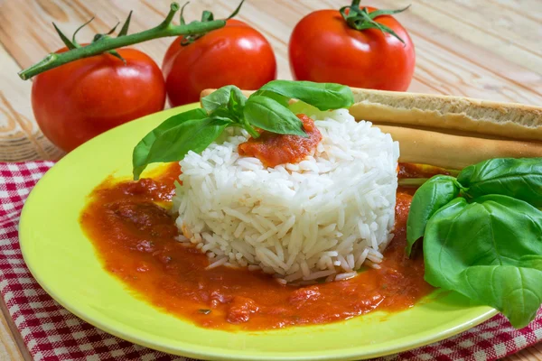 Rijst met tomatensaus — Stockfoto