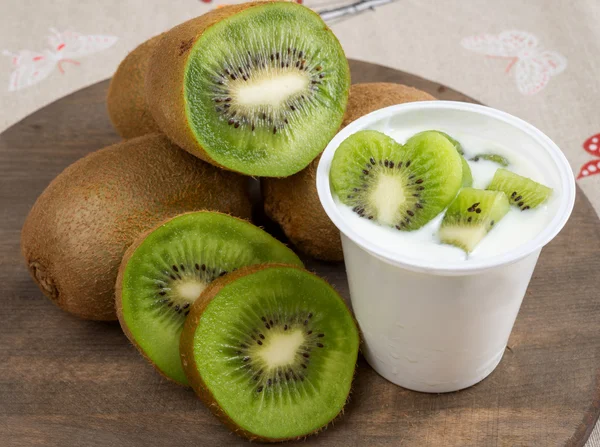 Yogurt with kiwi — Stock Photo, Image