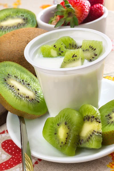 Yogurt with kiwi — Stock Photo, Image