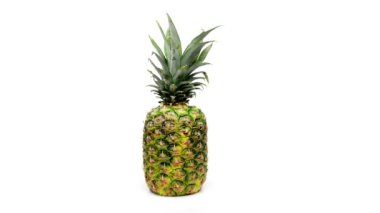 Beyaz arkaplanda ananas