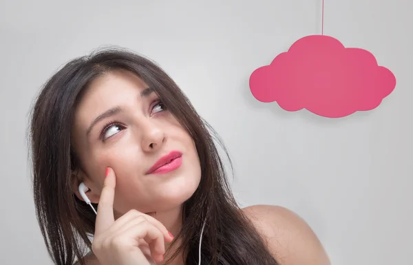 Genç kız düşünüyor.