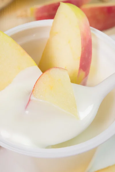 Йогурт с яблоками — стоковое фото
