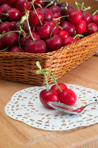 Cerezas en cesta — Foto de Stock