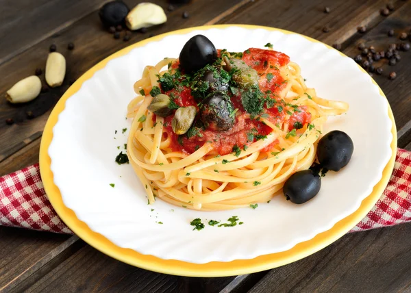 Linguine pasta azeitona e alcaparras — Fotografia de Stock