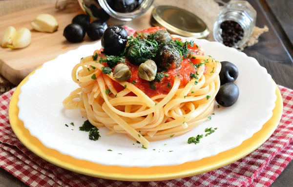 Pâtes linguines olive et câpres — Photo