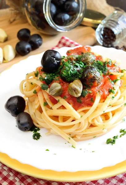Linguine pasta olive e capperi — Foto Stock