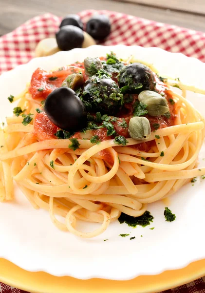 Linguine pasta olive e capperi — Foto Stock