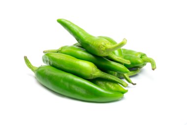 beyaz arkaplanda yeşil biber