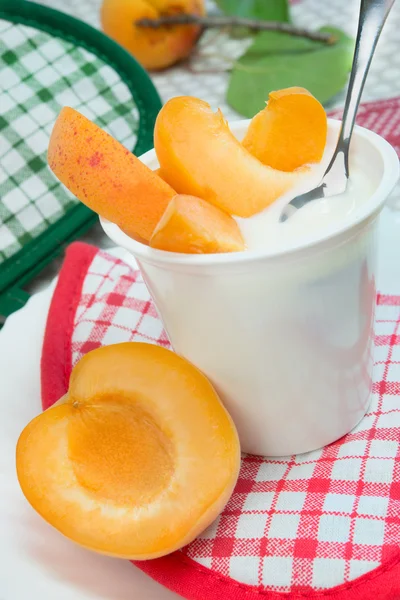 Yogurt with apricots — Stock Photo, Image