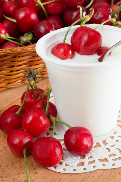 Yoghurt med körsbär — Stockfoto