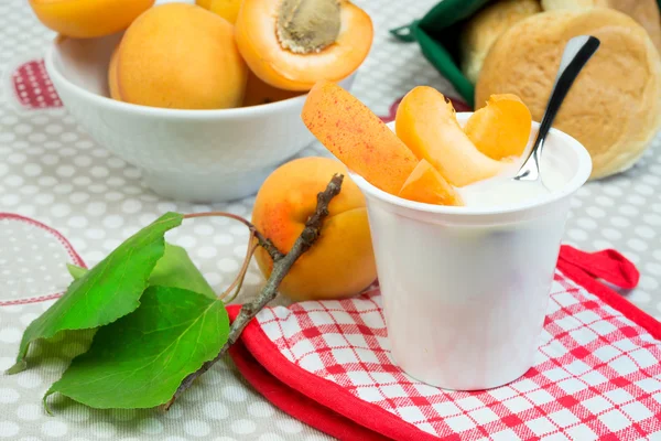 Yogurt creamy apricots — Stock Photo, Image