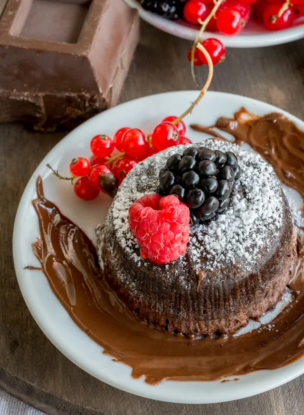Cake with chocolate heart in hot chocolate — Stock Photo, Image