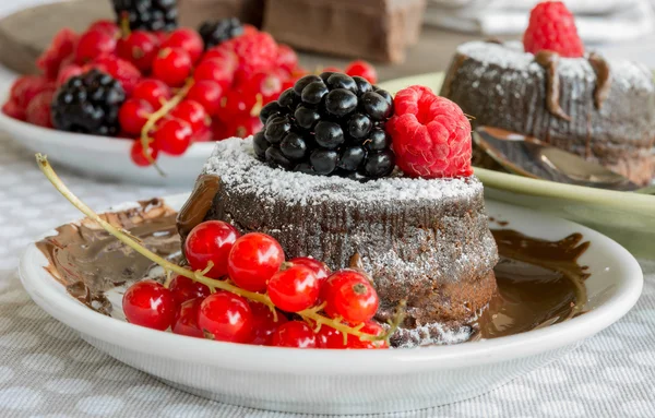 Cake with chocolate heart in hot chocolate — Stock Photo, Image