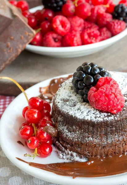 Cake with chocolate heart in hot chocolate — Stock Photo, Image