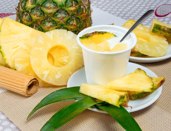 Йогурт с ананасом — стоковое фото