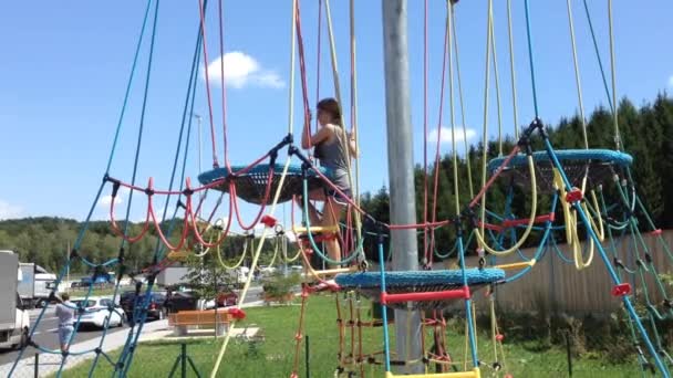 Mädchen spielt auf dem Spielplatz — Stockvideo