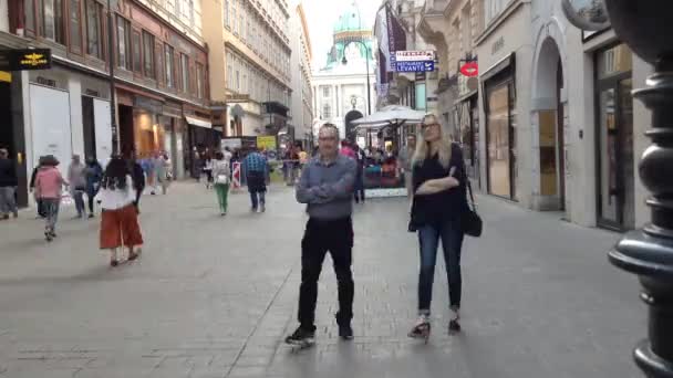 Tijdspanne van mensen lopen in de historische stad centrum van Wenen - Oostenrijk — Stockvideo