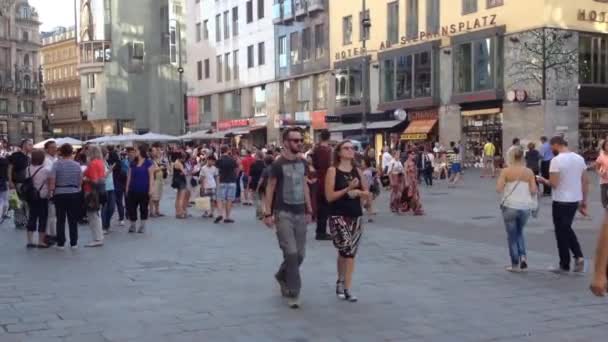 Personas caminando en el centro histórico de Viena - Austria — Vídeo de stock