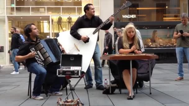 Ludzie chodzą w zabytkowym centrum Wiednia - Austria — Wideo stockowe