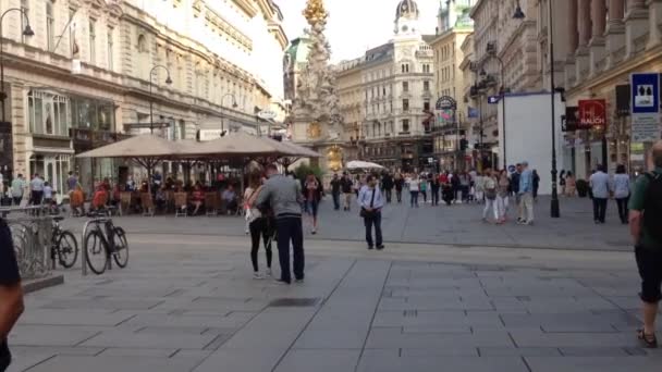 Ludzie chodzą w zabytkowym centrum Wiednia - Austria — Wideo stockowe