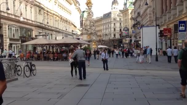 Az emberek séta a történelmi Bécs - Ausztria — Stock videók