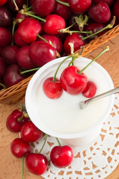 Yogur con cerezas —  Fotos de Stock